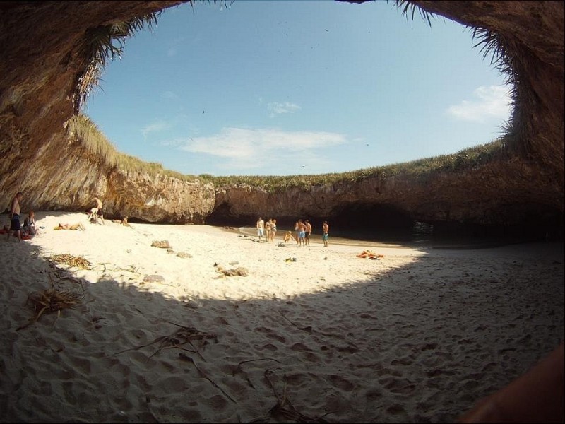 Скрытый пляж острова Мариета