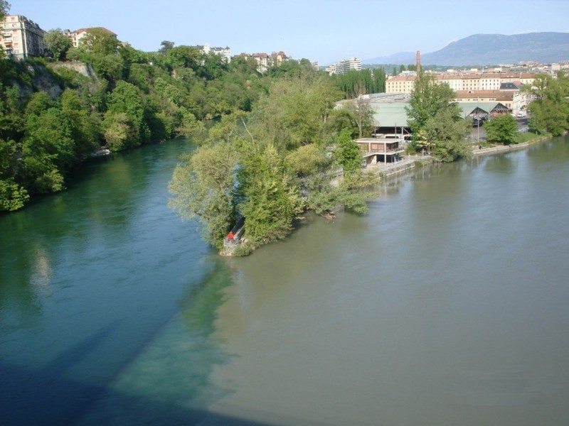 Эффектное слияние разноцветных рек в Женеве (Швейцария)