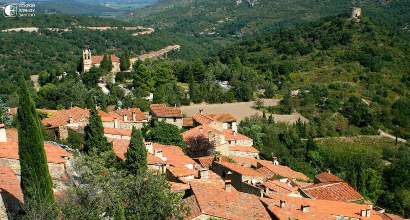 Castelnou - средневековая деревня в Восточных Пиренеях, Франция