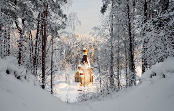 Русская церковь сказочной красоты, построенная на острове-скале