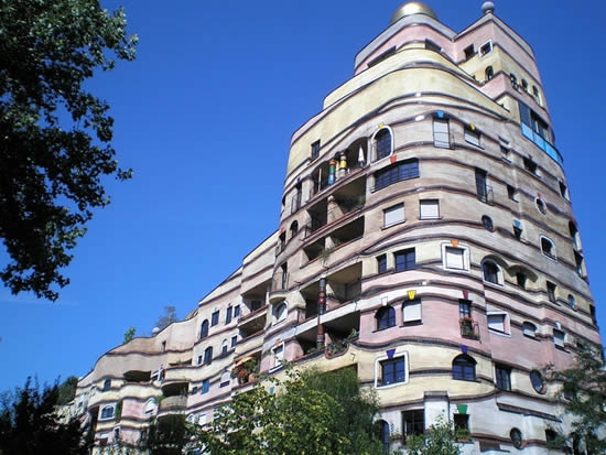 Waldspirale: необычный дом среди обычного однообразия (Германия) Waldspirale: необычный дом среди обычного однообразия (Германия)