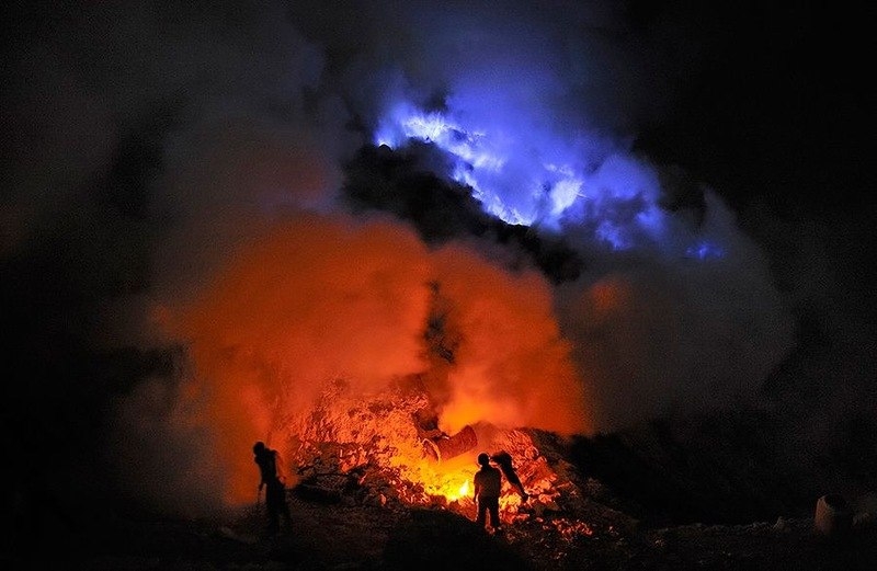 Уникальное извержение вулкана Кавах Иджен, пылающего ярко-голубым пламенем