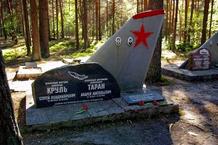 Необычное кладбище, где вместо надгробных камней стоят хвостовые кили боевых самолетов Необычное кладбище, где вместо надгробных камней стоят хвостовые кили боевых самолетов