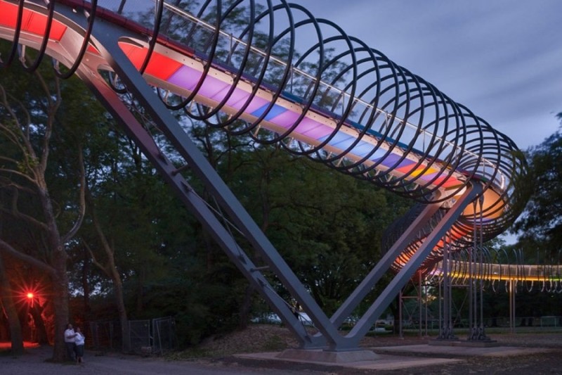 Пешеходный мост Slinky Springs To Fame. Пешеходный мост Slinky Springs To Fame.