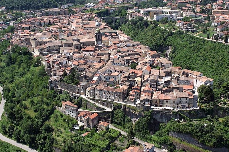 Город Сант’Агата-де’-Готи (Sant'Agata de' Goti), Италия. Город Сант’Агата-де’-Готи (Sant'Agata de' Goti), Италия.