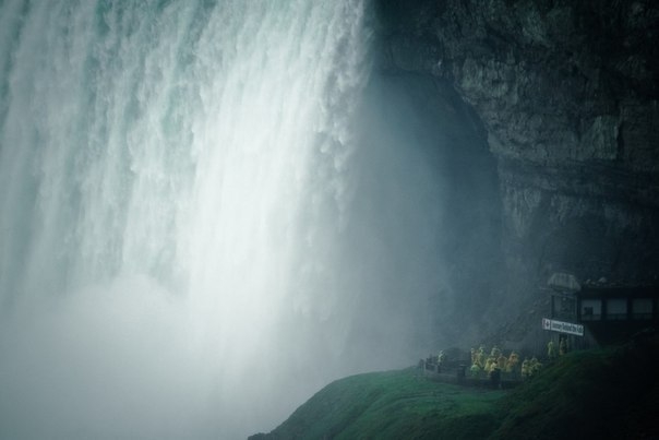 Ниагарский водопад - самый известный водопад в мире.